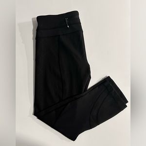 Lululemon mid waist cropped running leggings in black with mesh panel
